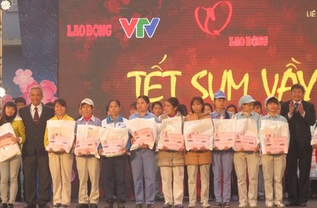 ກຳມະກອນນັບໝື່ນຄົນເຂົ້າຮ່ວມລາຍການ“ບຸນເຕັດເຕົ້າໂຮມກັນປີ2016”